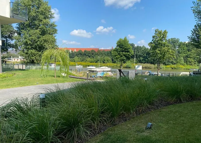 Uroczy apartament Art Marina z widokiem na rzekę i bezpłatnym parkingiem