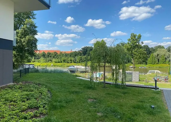 Art Marina nad rzeką z bezpłatnym parkingiem