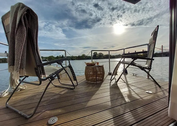 Lemuria Houseboat - pływający domek na wodzie