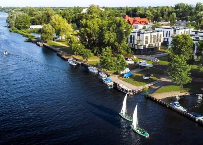 Art Marina nad rzeką z bezpłatnym parkingiem