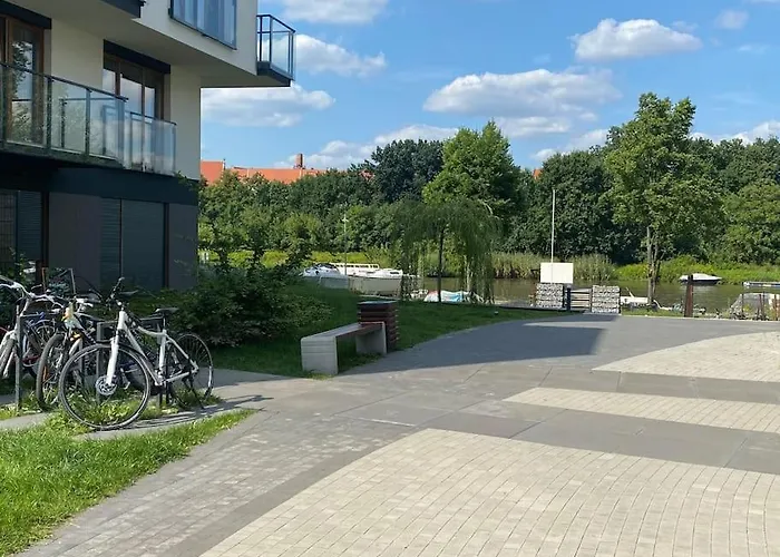 Art Marina nad rzeką z bezpłatnym parkingiem