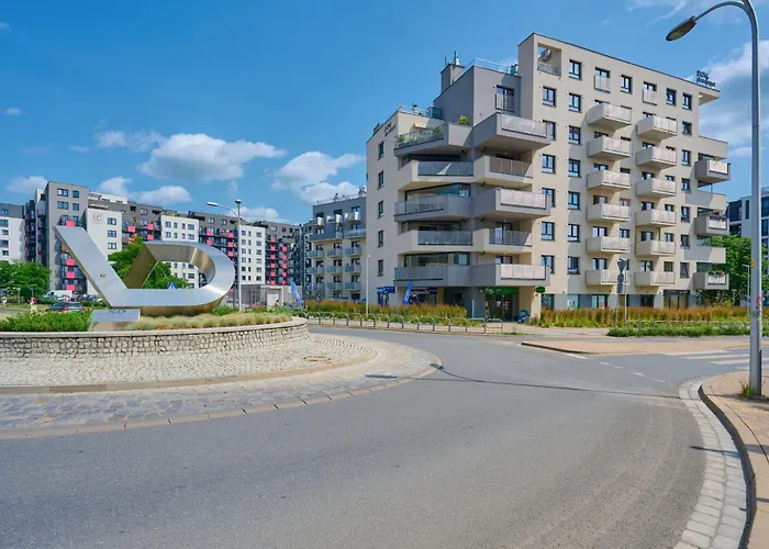 Spacious With Balcony Near The Slavic Hill Wroclaw By Renters Prestige