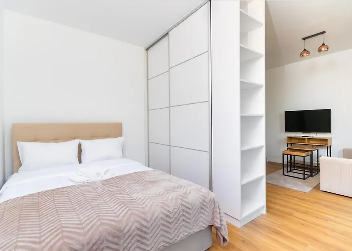 Park Skowroni Cosy Apartment By Bookinghost