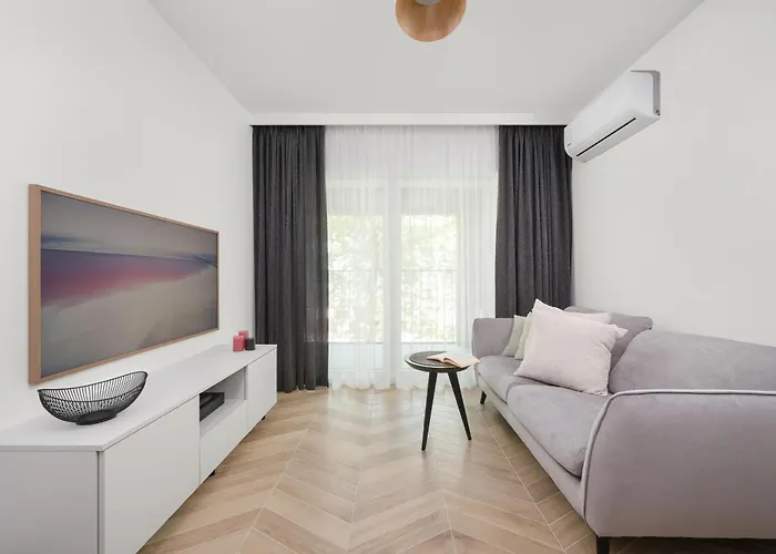 Nowoczesny Apartament z Klimatyzacją i Parkingiem by Renters Prestige