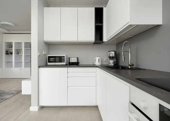 Nowoczesny Apartament Blisko Rzeki we Wrocławiu z Biurkiem i Parkingiem by Noclegi Renters, Polska