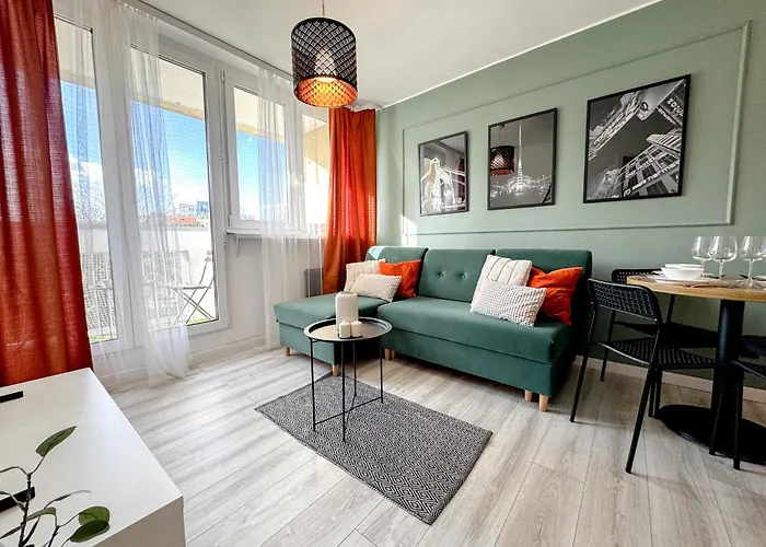 2Mins Skytower! Stylish 2Bd Kitchen, Balcony! Near Train