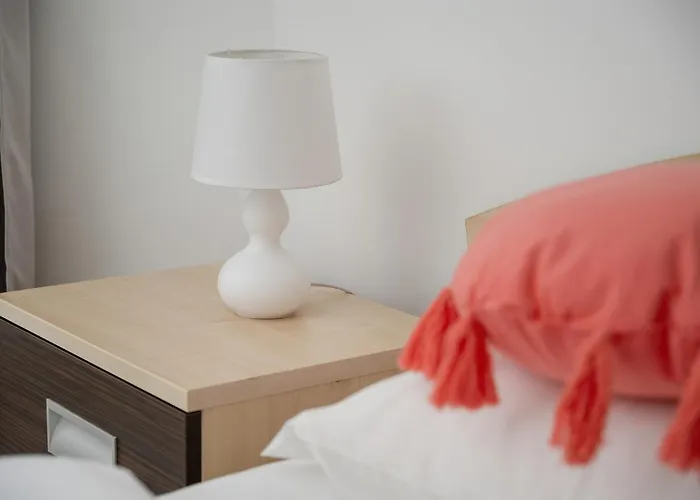 Apartament Białowieska z aneksem kuchennym i balkonem by Noclegi Renters Wrocław, Polska