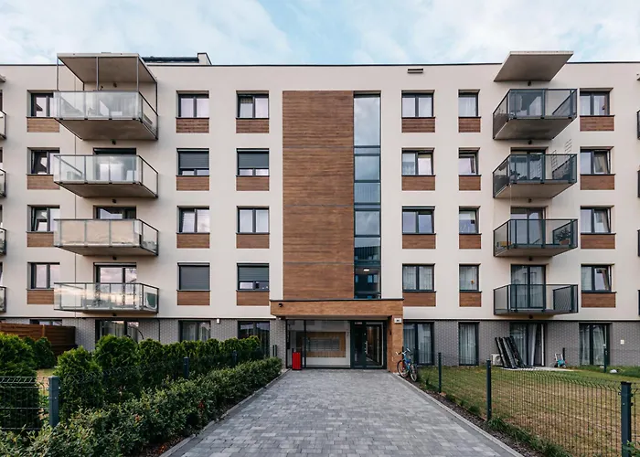 Balcony & Parking, Modern Elegant Apartment! Near Tram
