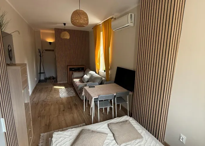 Night Host Trzebnicka 56 free parking